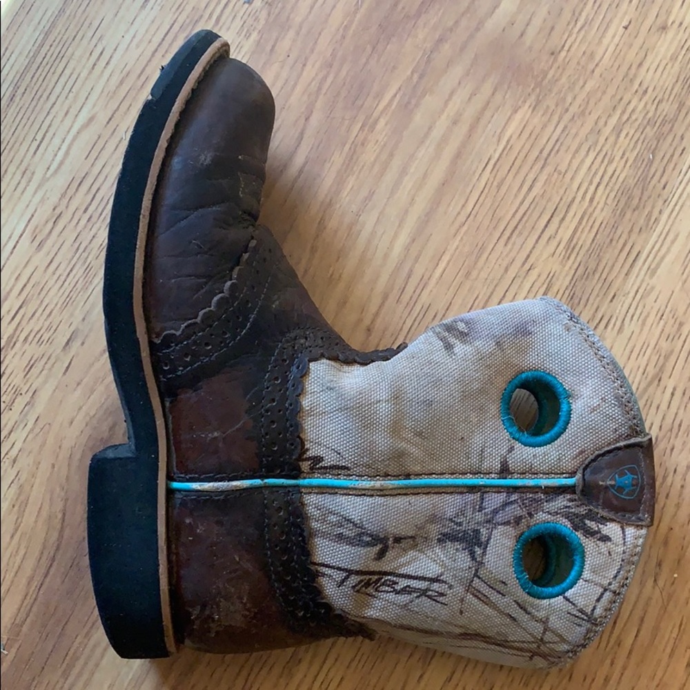 Ariat girls round toe cowgirl boots